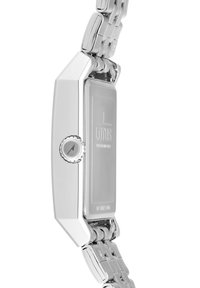 Montre en acier inoxydable argentée avec un boîtier rectangulaire, des maillons de bracelet texturés et une couronne texturée. Le cadran présente un design minimaliste.