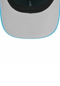 Casquette avec un visière grise ornée de coutures bleu accentuées, un dessous noir et un tissu texturé pour la durabilité.