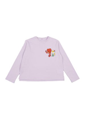 Maglietta a manica lunga di colore viola chiaro in cotone, con una grafica di un cuore rosso e un fiore sorridente sulla parte sinistra del petto.