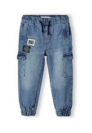 Denim cargo bukser i lyseblå, med elastisk talje, snøre, sidelommer og dekorerende lapper på fronten.