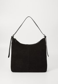 Borsa a spalla in suede nero con una singola tracolla regolabile e chiusura a zip superiore, esposta su uno sfondo chiaro e uniforme.
