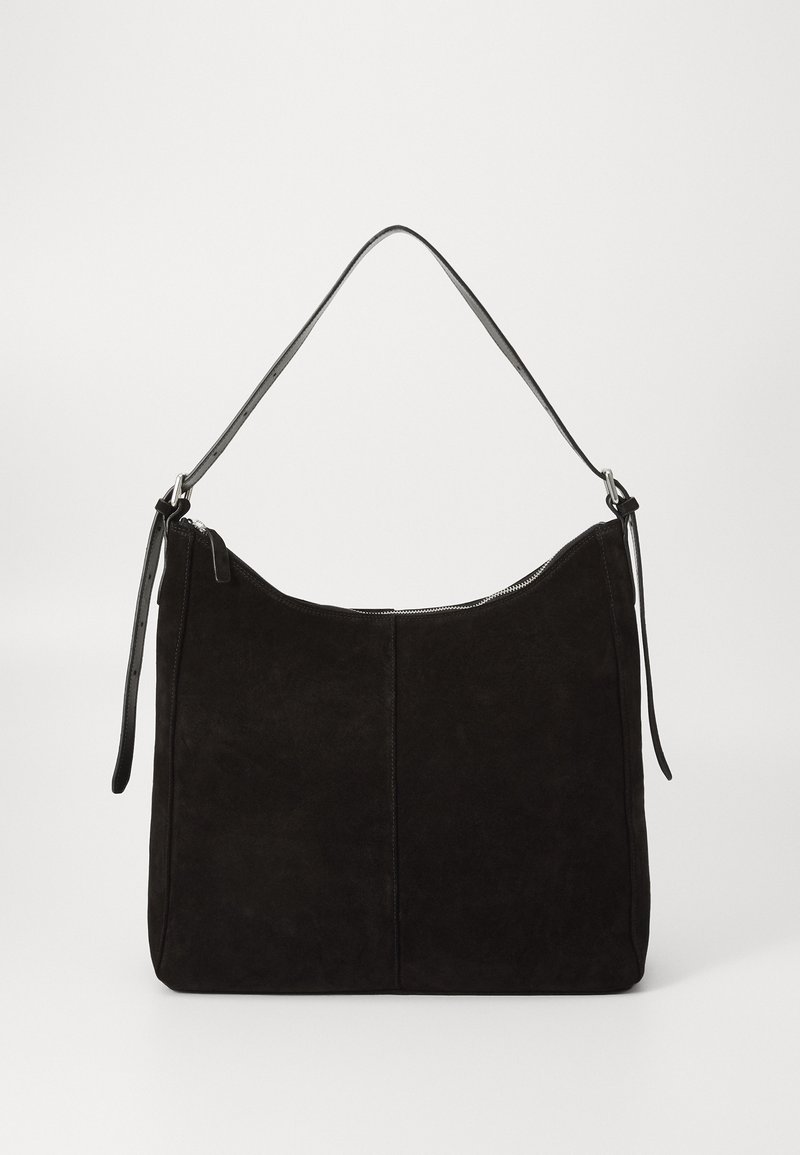 Borsa a spalla in suede nero con una singola tracolla regolabile e chiusura a zip superiore, esposta su uno sfondo chiaro e uniforme.