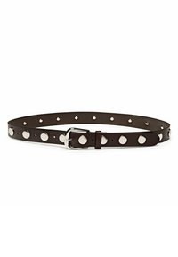 Bruine leren riem met lichte zilveren studs en een zilveren metalen gesp. Heeft gelijkmatig verdeelde gaten over de lengte voor verstelbaarheid.