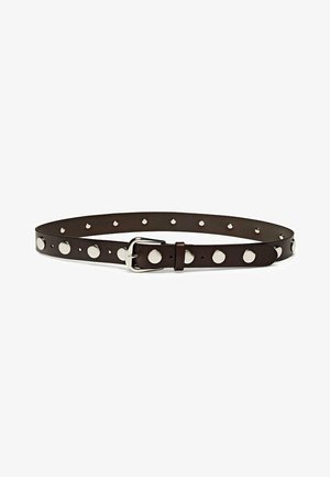 Brauner Leder-Gürtel mit hellen silbernen Nieten und einer silbernen Metallschnalle. Verfügt über gleichmäßig verteilte Löcher entlang der Länge für Anpassungsmöglichkeiten.