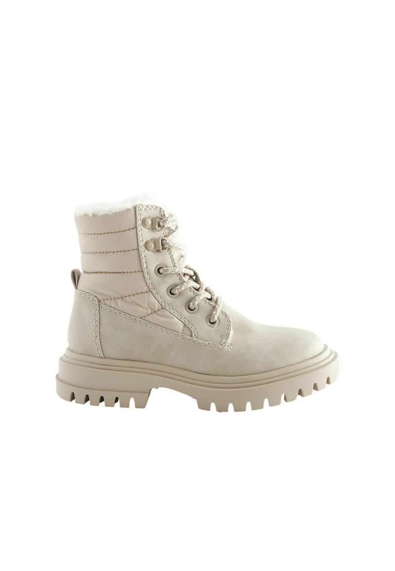 Beige enkelboot met een textuur bovenwerk, gevoerde kraag en vetersluiting. Voorzien van een robuuste zool met uitgesproken profiel voor grip.