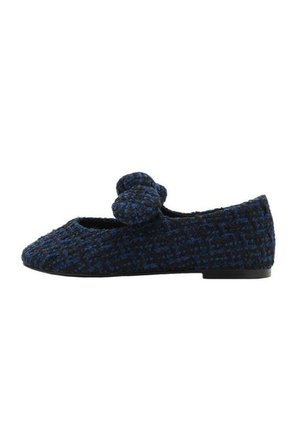 Chaussure plate en tissu tissé bleu et noir avec un bout rond, présentant un accent floral à l'avant et un petit talon noir uni.