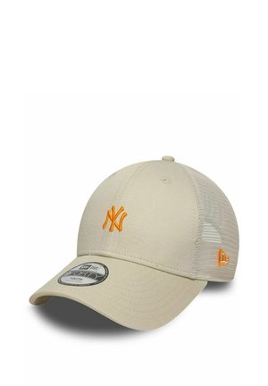 Berretto da baseball beige con logo arancione dei New York Yankees sulla parte frontale e retro in rete, con visiera curva e cinturino regolabile.