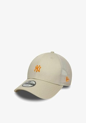 Casquette de baseball beige avec logo orange des New York Yankees à l'avant et dos en mesh, munie d'une visière courbée et d'une sangle ajustable.