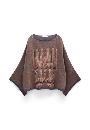 Bruine gebreide poncho met wijde mouwen en franjes aan de voorkant, afgewerkt met donkerblauwe randen.