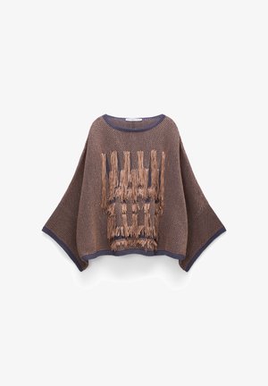 Brązowe dziergane ponczo z szerokimi rękawami i frędzlami z przodu, wykończone ciemnoniebieskimi krawędziami.