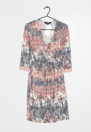 Kleid mit V-Ausschnitt, Dreiviertelärmel und geraffter Taille. Es hat ein mehrfarbiges Paisley- und geometrisches Muster auf einem hellen Hintergrund.