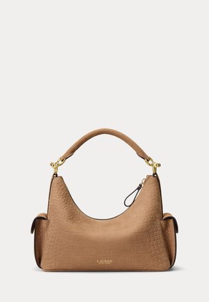 Sac à main en cuir texturé marron clair avec motif crocodile, une anse rembourrée, poches latérales et ferrures dorées.