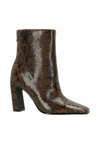 Botte cheville en cuir de serpent marron avec un bout pointu et un talon bloc. Présente une texture brillante et un motif subtil imitant la peau de reptile.