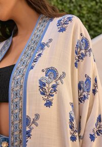 Next SPLICED LONGLINE KIMONO  - Viitta - blue white tile print