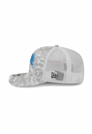 Graue Tarnkappenmit strukturiertem Vorderteil und Mesh-Rückseite. Mit einem blauen gestickten Logo und schwarzer Markenbeschriftung an der Seite.