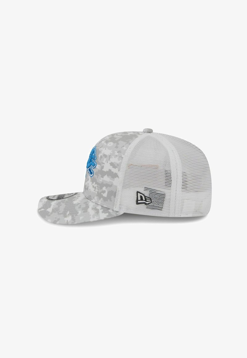 Casquette camouflage grise avec un avant structuré et un dos en mesh. Présente un logo brodé bleu et une marque noire sur le côté.