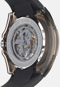 Orologio automatico con cassa trasparente, cinturino in silicone nero, fondo in acciaio inossidabile e dettagli del movimento meccanico visibili. Resistente all'acqua fino a 30 metri.