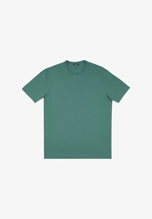 Camiseta de algodón verde con cuello redondo, mangas cortas y corte recto. Textura suave, sin patrones ni acentos.