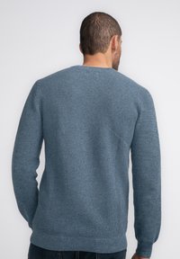 Blauw gebreid sweater met een textuurafwerking, ronde hals en lange mouwen. Geribbelde manchetten en zoom geven extra detail aan het ontwerp.