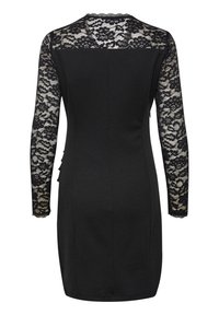 Černé šaty s dlouhými krajkovými rukávy s květinovými vzory, hladkým přiléhavým živůtkem a elegantním, minimalistickým designem zad.