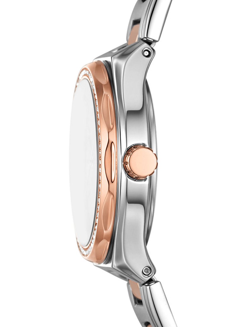 Orologio in metallo argentato con una lunetta in oro rosa e una corona prominente. Superficie liscia e lucida e un quadrante protetto da vetro trasparente. Nessuna marcatura visibile.