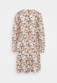 Robe fleurie à manches longues, avec un fond noir, un motif floral rose et vert, un col rond et une jupe plissée.