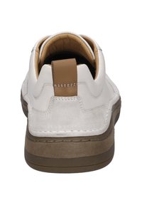 Weiße und beige Sneaker mit Obermaterial aus Wildleder und Leder, runder Form, gepolstertem Kragen und Gummisohle für guten Halt. Gesteppten Akzente.