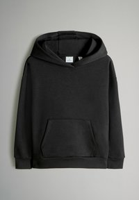Sort sweatshirt lavet af et bomuldsblandingsmateriale, med en stor forlommelomme, en hætte med snøre og ribbede manchetter og kant.