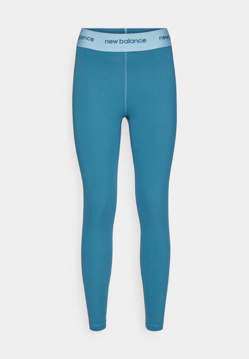 Leggings bleus extensibles avec une texture lisse et une taille élastique arborant le logo "new balance" en bleu clair.