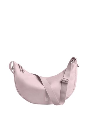 Bolso bandolera de forma de media luna en rosa suave con correa ajustable y cierre de cremallera, con pequeño logo blanco "GOT BAG" en el frente.