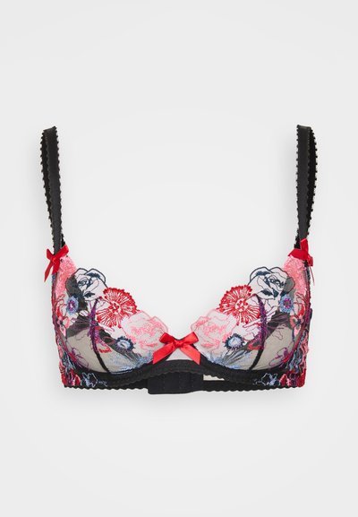 Sostén de encaje negro con bordados florales en rosa y rojo, con copas transparentes, bordes festoneados y pequeños lazos rojos en las tirantes.