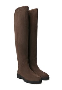 Stivali alti in suede marrone con suola piatta in gomma nera, caratterizzati da una texture liscia, un design semplice e senza hardware o accenti visibili.