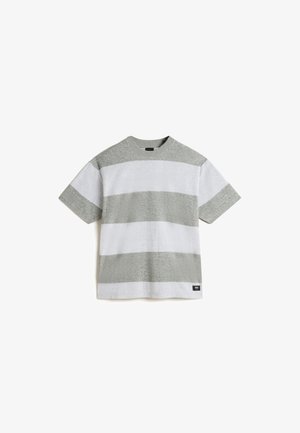 Grå og hvid stribet kortærmet t-shirt lavet af blødt stof, med rund hals og et lille mærkelabel ved kanten.