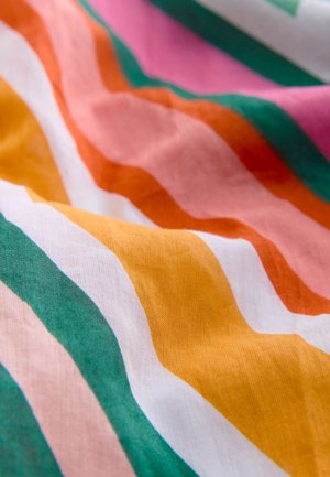 Tela a rayas multicolores con líneas audaces en verde, rosa, naranja, amarillo y blanco. La textura parece suave y ligera.