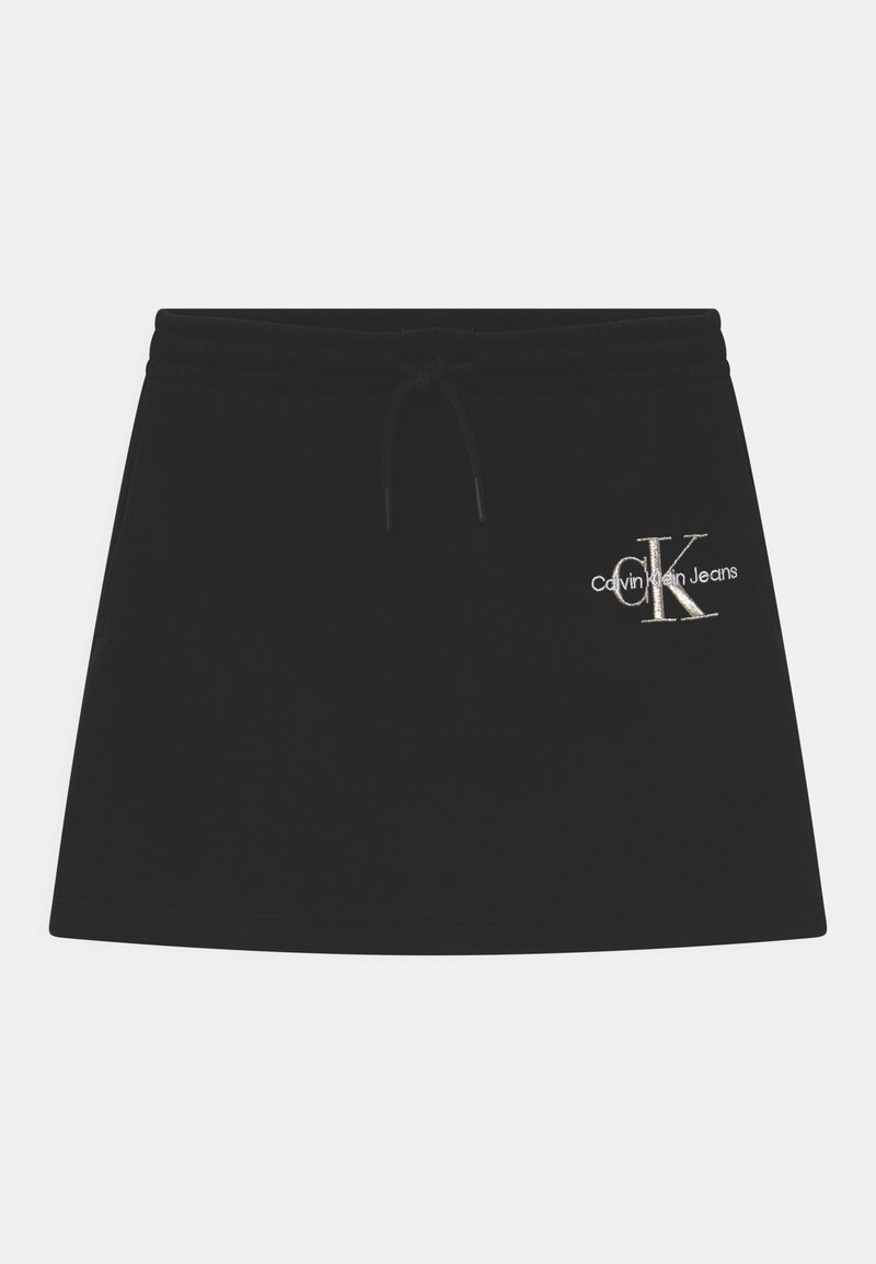 Mini-jupe noire Calvin Klein avec ceinture élastique, cordon de serrage, poches latérales et logo brodé CK Jeans sur le devant à droite.
