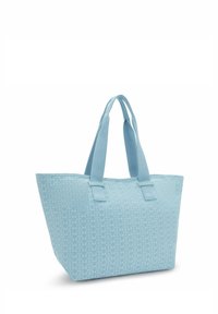 Vaaleansininen kangaskassi, jossa on geometrinen kuvio, kaksi vahvaa kahvaa ja tilava aukko. Pehmeä texture ja jämäkkä muoto.