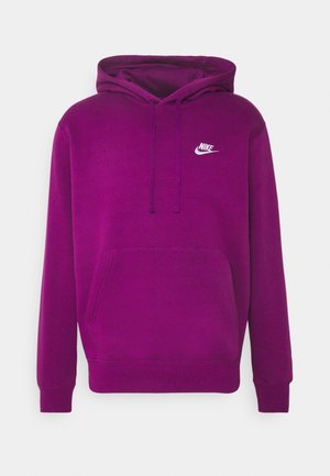 Fioletowa bluza Nike z kapturem, kieszenią z przodu, regulowanym kapturem na sznurki i białym haftowanym logo Nike na piersi.