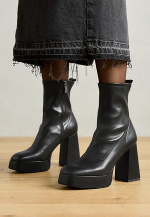 Ankelboots med høye hæler - black