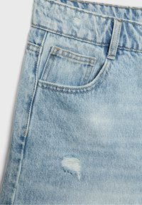 Jasnoniebieskie szorty dżinsowe z postarzanym materiałem i strzępionymi brzegami. Posiadają przednią kieszeń i kontrastowe przeszycia.