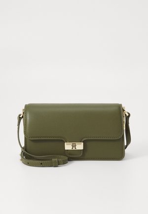 Μπεζ δερμάτινη διασταυρούμενη τσάντα με χρυσό κούμπωμα, δομημένος σχεδιασμός, ρυθμιζόμενος ιμάντας και κλεισίμα πάνω από την τσάντα. Λείος υφή και μινιμαλιστικό στυλ.