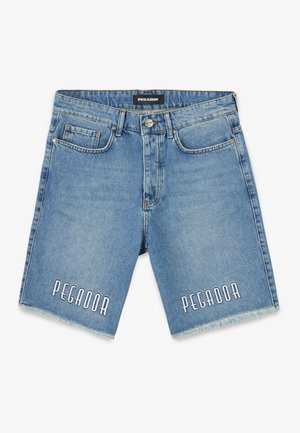 Hellblaue Jeansshorts mit einem rohen Saum, ausgestattet mit zwei Taschen und einem vorderen Knopfverschluss. "PEGADOR" ist auf jedem Bein gestickt.
