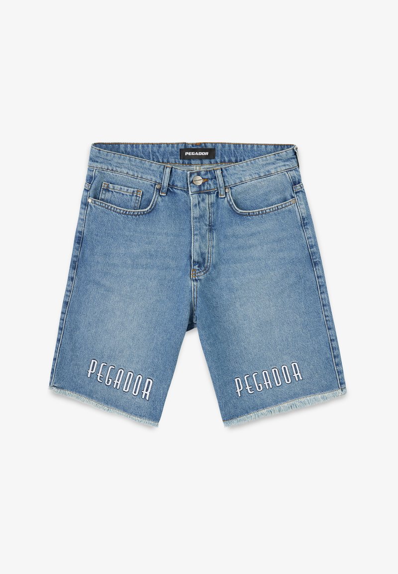 Jasnoniebieskie szorty dżinsowe z surowym wykończeniem, z dwiema kieszeniami i zapięciem na guzik z przodu. Na każdej nogawce jest wyszyte "PEGADOR".