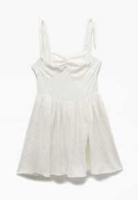 Vestido blanco con tirantes finos, busto fruncido, tela texturizada y una falda acampanada adornada con pequeños patrones florales y sutiles fruncidos.