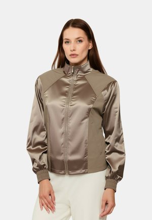Giubbotto bomber in satin marrone con colletto rialzato, chiusura con zip e polsini a costine. Presenta pannelli in tessuto opaco a contrasto sulle spalle.