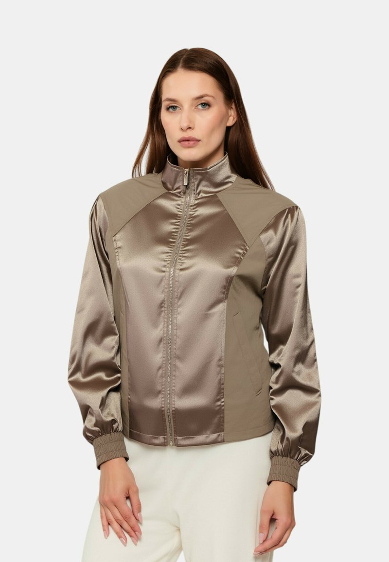 Giubbotto bomber in satin marrone con colletto rialzato, chiusura con zip e polsini a costine. Presenta pannelli in tessuto opaco a contrasto sulle spalle.
