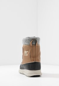 Braunes und schwarzes isoliertes Stiefel mit einem strukturierten grauen Bündchen, ausgestattet mit einem Logo und einem Zugband. Aus langlebigen Materialien für kaltes Wetter gefertigt.
