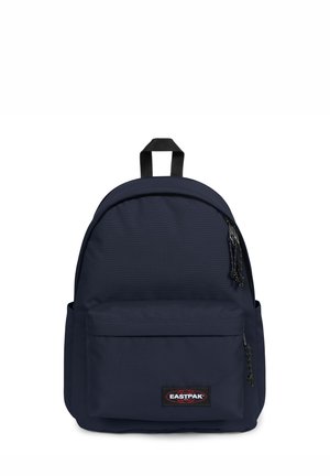 Mochila azul marino con un diseño de parte superior redondeada, bolsillo frontal con cremallera y un parche con el logo. Fabricada con un tejido duradero y con correas ajustables en negro.