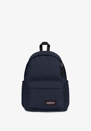 Mochila azul marino con un diseño de parte superior redondeada, bolsillo frontal con cremallera y un parche con el logo. Fabricada con un tejido duradero y con correas ajustables en negro.