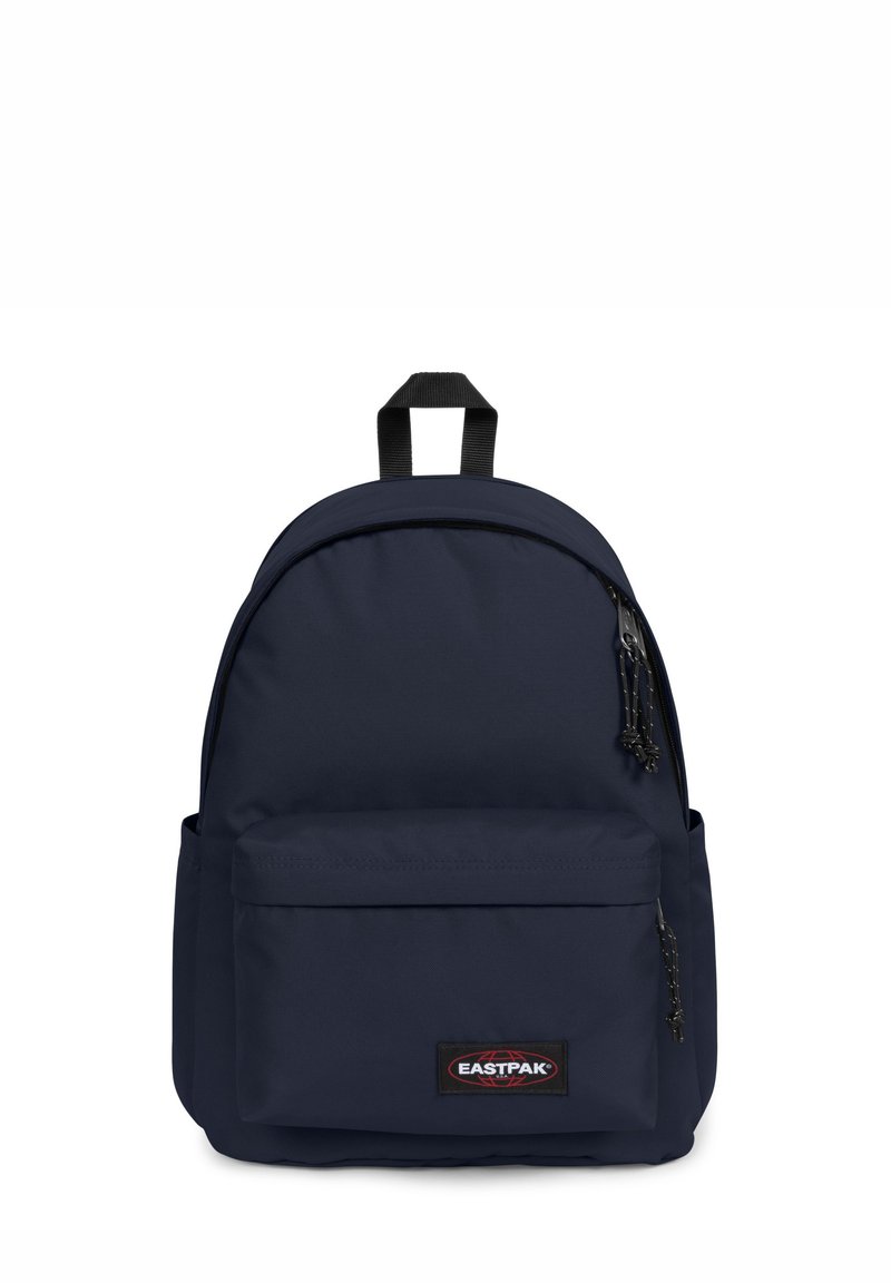 Námořnická modrá batoh s zaoblenou horní částí, přední kapsa na zip a nášivka s logem. Vyroben z odolné látky s nastavitelnými černými popruhy.
