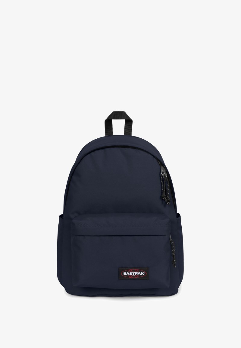 Námořnická modrá batoh s zaoblenou horní částí, přední kapsa na zip a nášivka s logem. Vyroben z odolné látky s nastavitelnými černými popruhy.